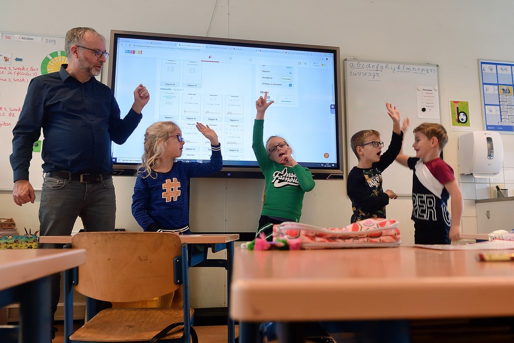Verslaggever Wim van den Broek heeft (even) een aandachtig gehoor. Foto peter van trijen/pix4profs