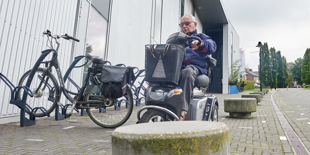Als hier fietsen staan op de stoep in zijn woonplaats, kan Antoon Buiting er met zijn scootmobiel nauwelijks langs. Foto Jeroen Appels/Van Assendelft
