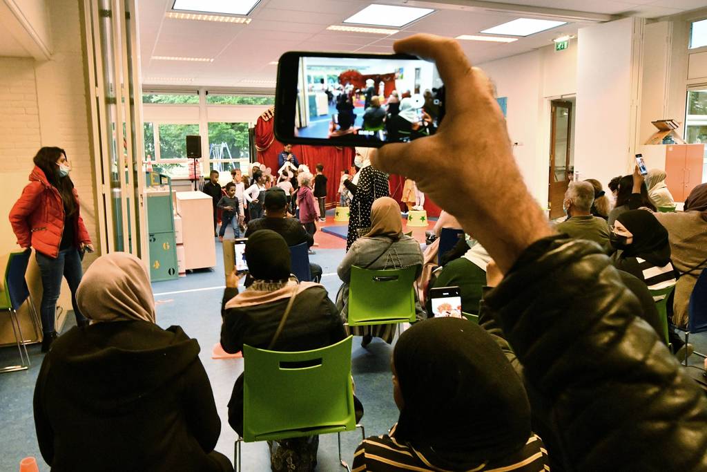 TT-2021-10152 - Hengelo - Laatste dagen Islamitische basisschool De Tulp, ze hebben te weinig leerlingen en vertrekken naar Enschede. Opvoering circusact in de hal van de school.<br/>editie HE Foto Carlo ter Ellen DPG Media CTE20210701 Carlo ter Ellen DTCT