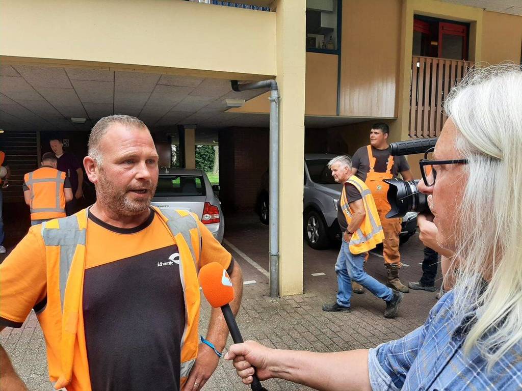 Henri Toonk staat even in het middelpunt van de belangstelling. FOTO LEO VAN RAAIJ