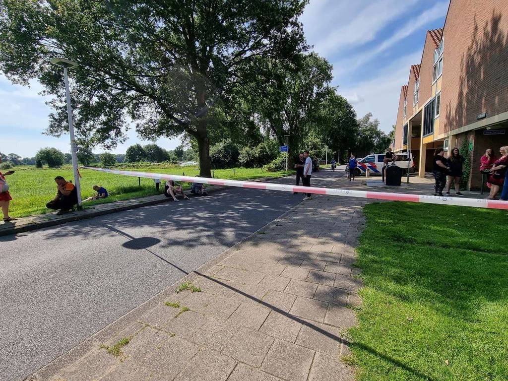 Bewoners werden geëvacueerd. Door de explosie in de gasleiding is er een groot gat in de grond geslagen. foto's Dominique Gemser/News United. FOTO DOMINIQUE GEMSER / NEWS UNITED