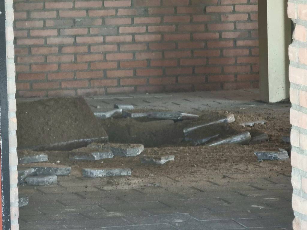 Door de explosie in de gasleiding is er een grot gat in de grond geslagen. FOTO DOMINIQUE GEMSER / NEWS UNITED
