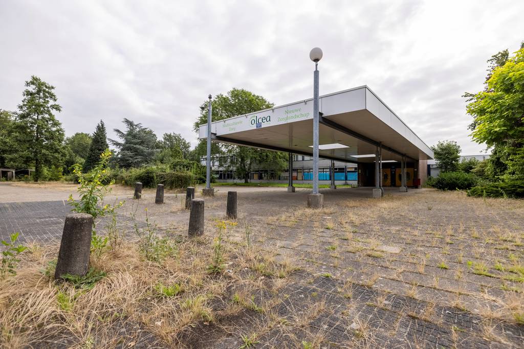 In het tweede deel van de Sportlaan Driene, richting de Elsbeek, zien de panden er een stuk minder aantrekkelijk uit. FOTO RIKKERT HARINK