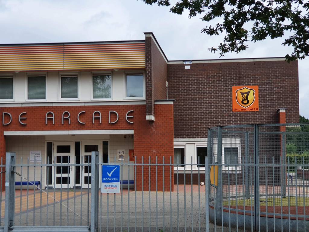Leerlingen van de groepen 7 en 8 van de St. Janschool hebben hun intrek genomen in het gebouw van De Arcade. SASKIA MINKMAN