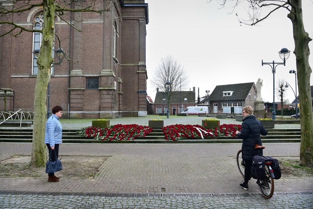 De inwoners van het Brabantse Erp hebben op de trappen van de Sint-Servatiuskerk meer dan duizend rode rozen gelegd. Het dorp is met zeven doden zwaar getroffen. Foto Marcel van den Bergh / de Volkskrant