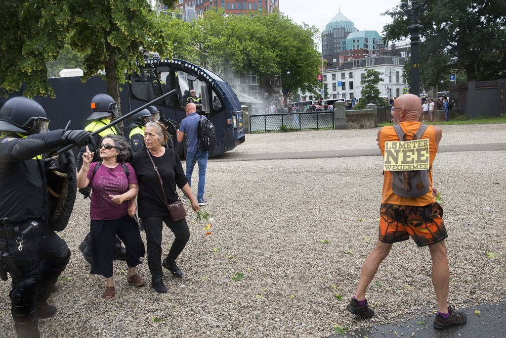 Grimmige confrontaties tussen relschoppers en politie in de binnenstad van Den Haag. Foto's Arie Kievit